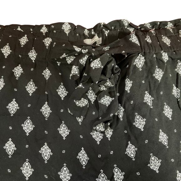 Black/White Graphic Print Paper Bag Short - Picture 3 of 3